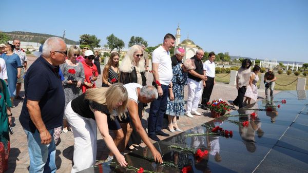 Возложение цветов ко Дню памяти жертв депортации немцев из Крыма. Мемориальный комплекс в поселке Сирень Бахчисарайского района Возложение цветов ко Дню памяти жертв депортации немцев из Крыма. Мемориальный комплекс в поселке Сирень Бахчисарайского района