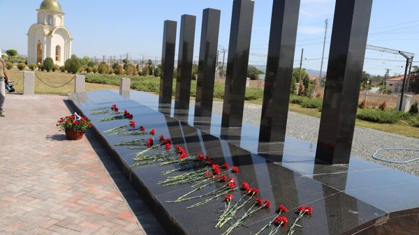 Возложение цветов ко Дню памяти жертв депортации немцев из Крыма. Мемориальный комплекс в поселке Сирень Бахчисарайского района