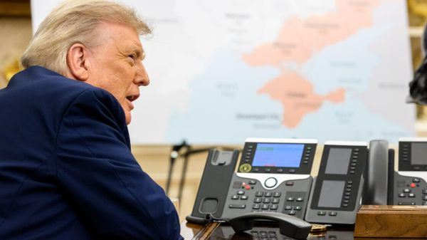 Дональд Трамп говорит по телефону с Владимиром Путиным во время встречи с европейскими лидерами.