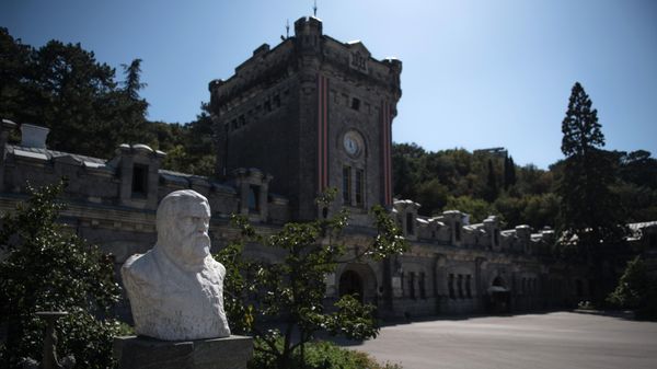 Памятник князю, основоположнику виноделия в Крыму Льву Голицыну на территории винодельческого завода Массандра в Крыму.