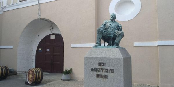 Памятник Льву Голицыну около подвалов в Новом Свете Памятник Льву Голицыну около подвалов в Новом Свете
