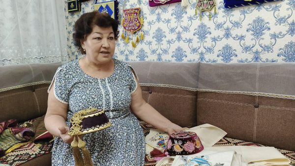 Крымско-татарская золотошвейка Зоре Зиядинова