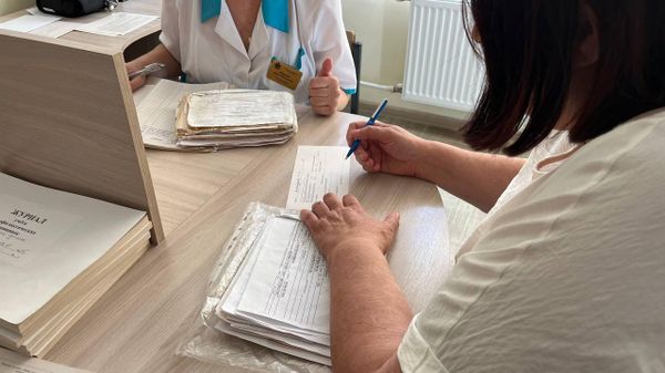 Врач заполняет документы