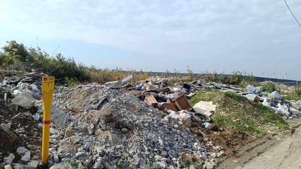 В Феодосии ликвидируют две несанкционированные свалки