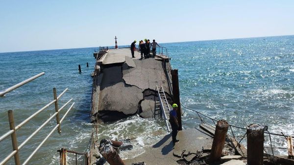 В Алуште обвалился причал на набережной