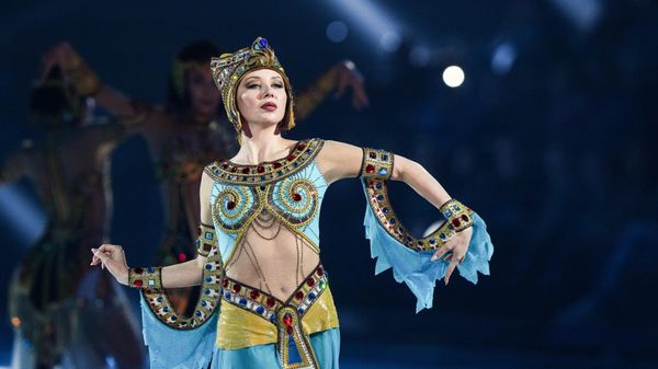 Елизавета Туктамышева выступает на творческом вечере Больше чем шоу