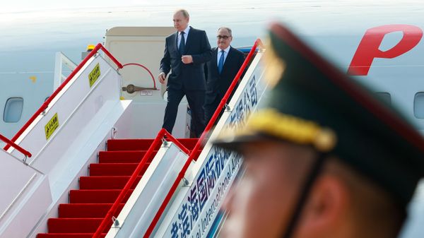 31 августа 2025. Президент РФ Владимир Путин прибыл в аэропорт Биньхай города Тяньцзинь в КНР. Справа: посол РФ в Китае Игорь Моргулов.