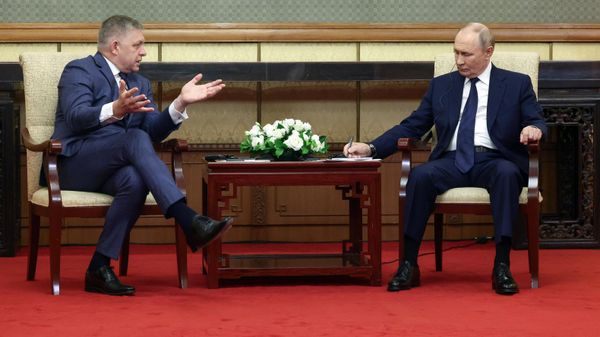 Президент РФ Владимир Путин и председатель правительства Словакии Роберт Фицо (слева) во время встречи в Пекине