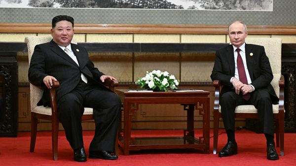 Президент РФ Владимир Путин и председатель государственных дел КНДР Ким Чен Ын