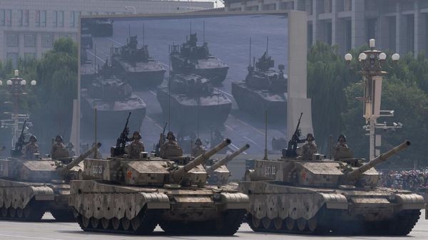 Танки проезжают во время военного парада в честь 80-й годовщины капитуляции Японии во Второй мировой войне, прошедшего перед воротами Тяньаньмэнь в Пекине в среду, 3 сентября 2025 года. (AP Photo/Ng Han Guan)