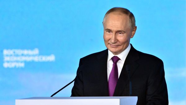Президент РФ Владимир Путин на пленарной сессии Восточного экономического форума