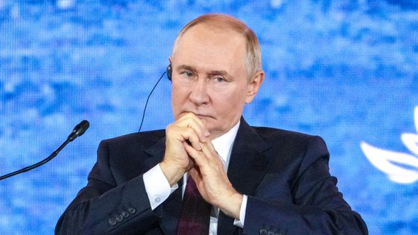 Президент РФ Владимир Путин на пленарной сессии Восточного экономического форума