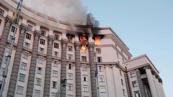 Пожар в правительственном здании в Киеве