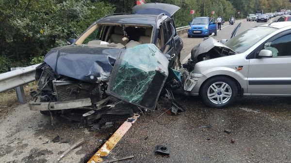 На Кубани Subaru смял две иномарки