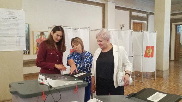 Председатель Севастопольской городской избирательной комиссии (СГИК) Нина Фаустова (слева) и председатель избиркома Запорожской области Галина Катющенко (в центре) на избирательном участке в Севастополе