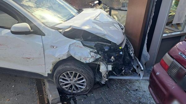 В Славянске-на-Кубани два авто врезались в витрину продуктового магазина
