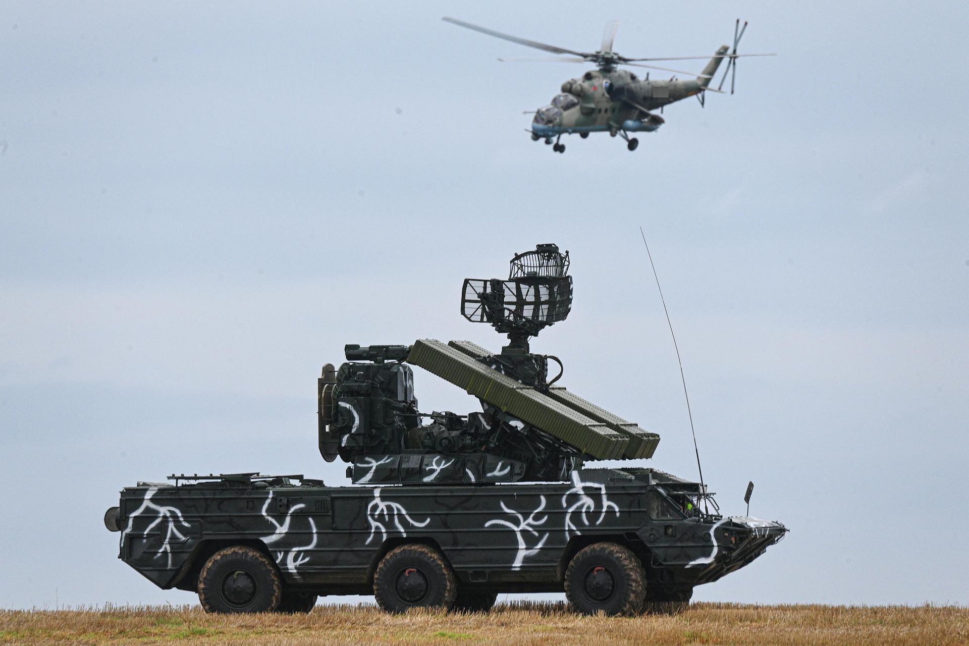 Отработка взлета и посадки военной авиации Белоруссии на шоссе в рамках учений Запад-2025 - РИА Новости, 1920, 16.09.2025