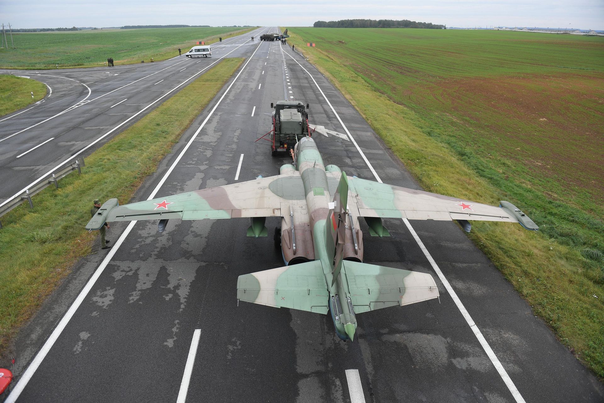 Отработка взлета и посадки военной авиации Белоруссии на шоссе в рамках учений Запад-2025 - РИА Новости, 1920, 16.09.2025