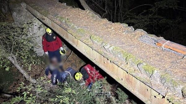 Сотрудники КРЫМ-СПАС эвакуировали мужчину из труднодоступного места в пгт. Ливадия Сотрудники КРЫМ-СПАС эвакуировали мужчину из труднодоступного места в пгт. Ливадия