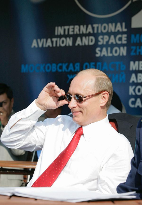 Президент России Владимир Путин на открытии восьмого Международного авиационно-космического салона МАКС-2007 в Жуковском