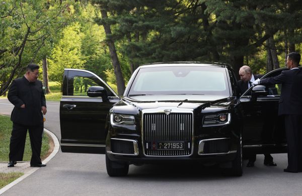 Президент РФ Владимир Путин и председатель государственных дел Корейской Народно-Демократической Республики Ким Чен Ын