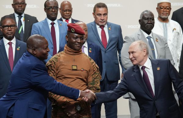  Президент РФ Владимир Путин во время совместного фотографирования с главами делегаций - участниками II Саммита Россия - Африка