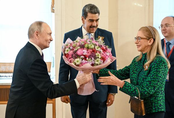 Президент РФ Владимир Путин вручает цветы супруге президента Венесуэлы Силии Флорес