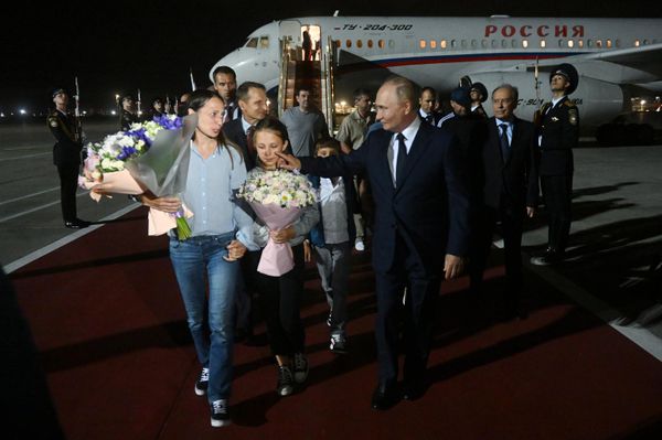 Президент РФ Владимир Путин встречает в аэропорту Внуково граждан России, которые были освобождены в результате обмена