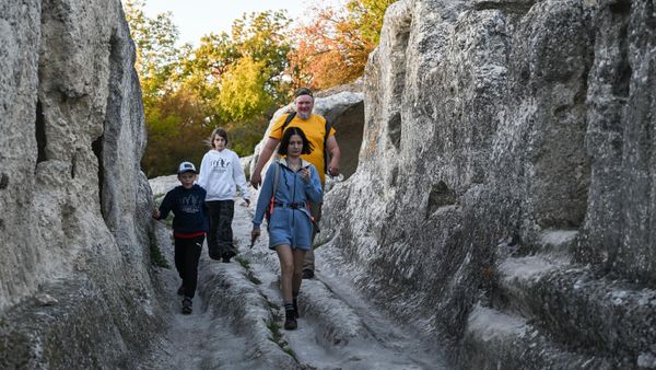 Туристы в пещерном городе Эски-Кермен