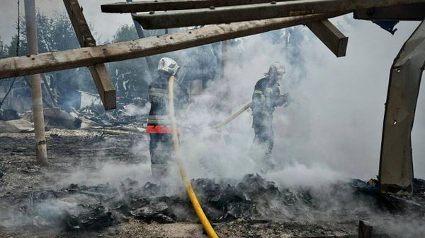 В Киеве пожарные работают на месте взрывов и пожаров