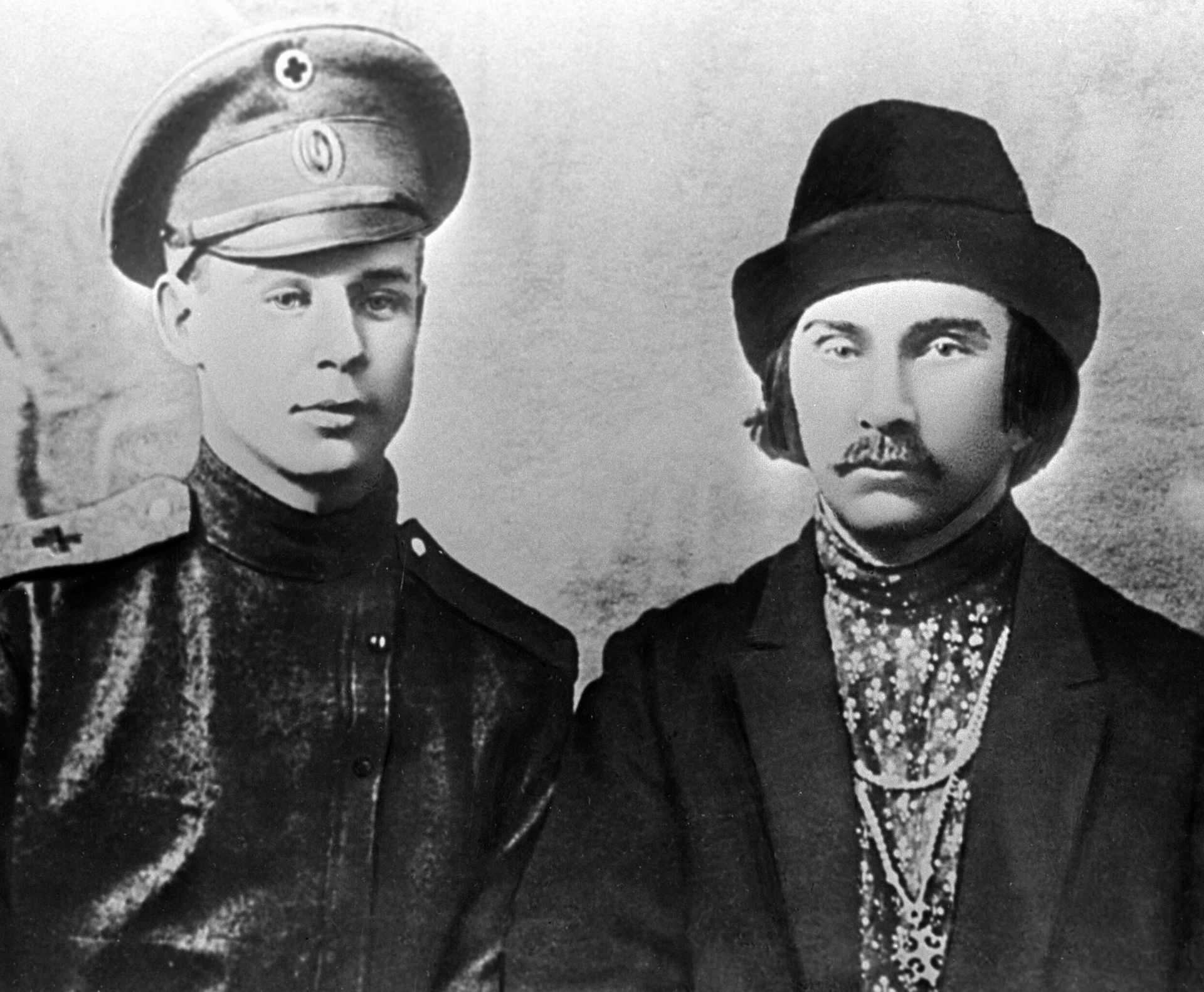 Поэты Сергей Есенин (слева) и Николай Клюев. - РИА Новости, 1920, 02.10.2025