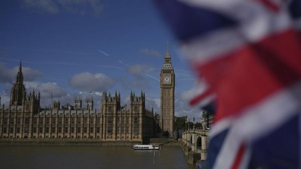 Флаг Британии перед зданием парламента в Лондоне 
