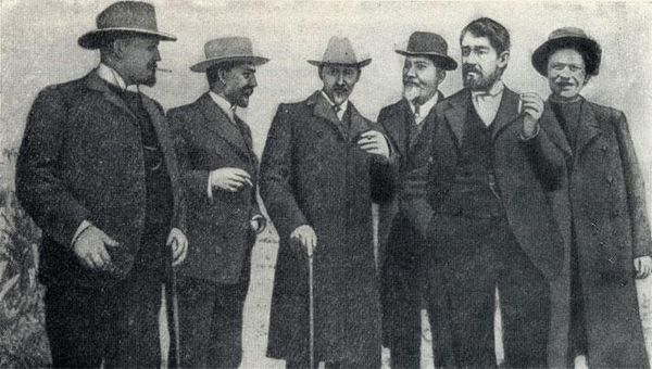 А. И. Куприн, А. М. Федоров И. А. Бунин, А. П. Чехов, С. Я. Елпатьевский и М. Горький в саду ялтинского дома Чехова. 1900 год 