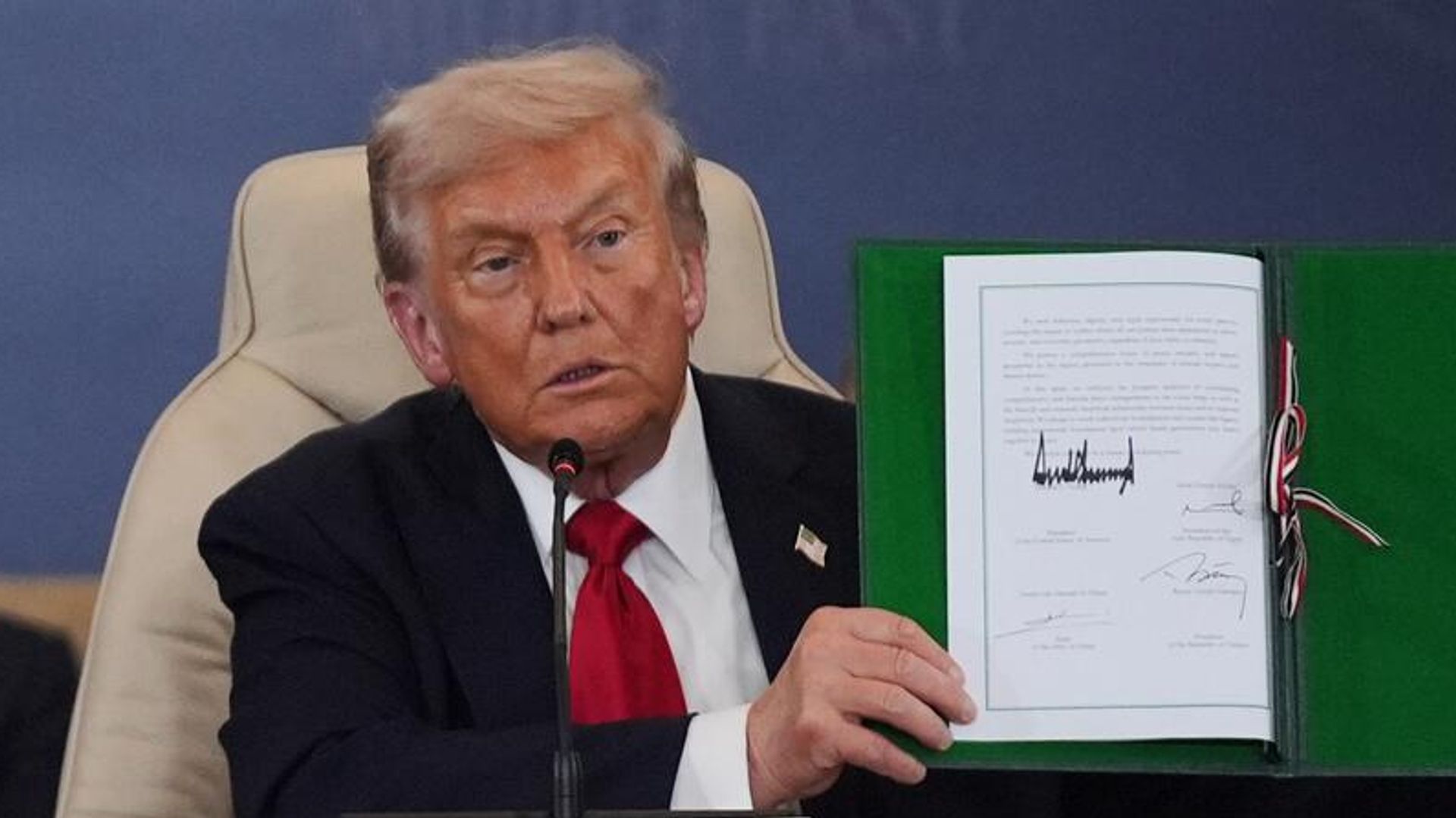 Президент Дональд Трамп держит подписанный документ во время саммита в поддержку прекращения более чем двухлетней войны Израиля и ХАМАС в секторе Газа  - РИА Новости, 1920, 16.10.2025