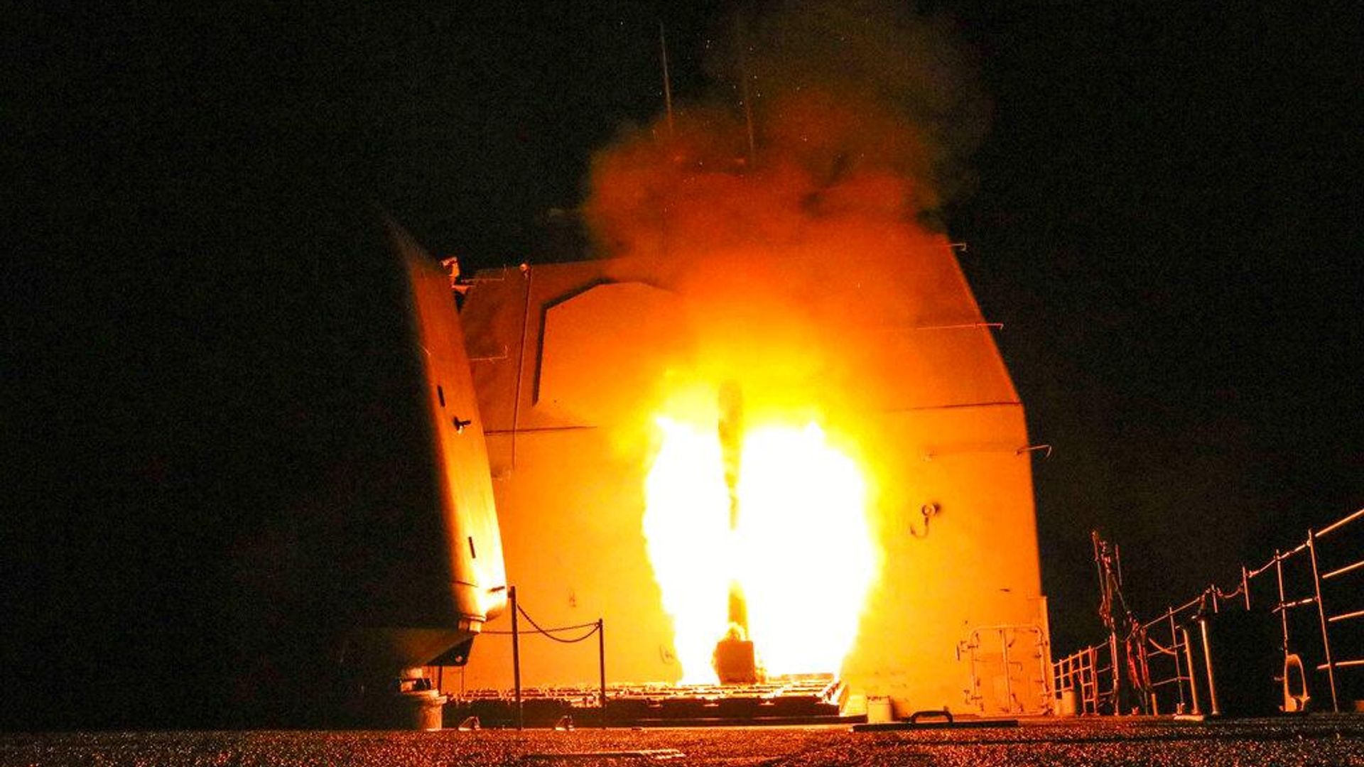 Ракетный крейсер USS Monterey США запускает ракету Томагавк Ракетный крейсер USS Monterey США запускает ракету Томагавк - РИА Новости, 1920, 24.06.2026
