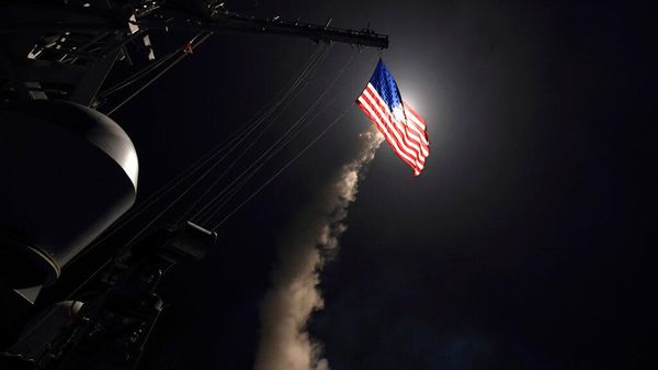 Эсминец USS Porter (DDG 78) запускает ракету Томагавк