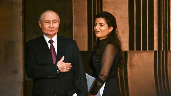 Президент РФ Владимир Путин и главный редактор телеканала RT и медиагруппы Россия сегодня Маргарита Симоньян на праздновании 20-летия международного телеканала RT
