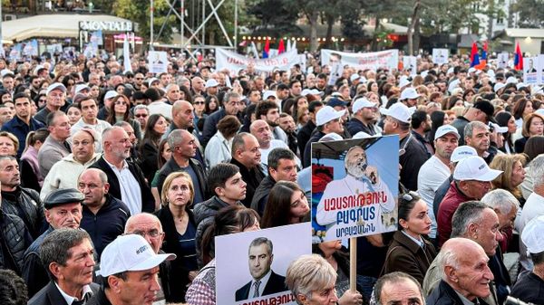 Митинг в поддержку арестованного в Армении предпринимателя С. Карапетяна