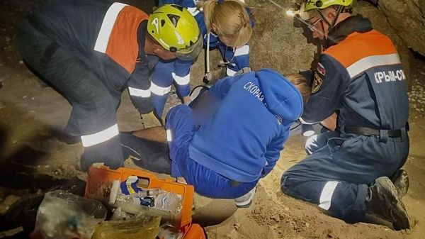 В Крыму мужчина провалился в пещеру возле Генеральских пляжей