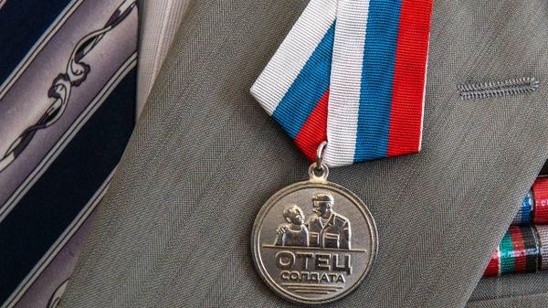 В Севастополе Развожаев вручил медали Отец солдата папам российских военных