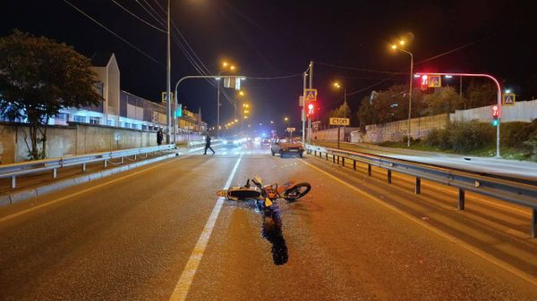В Севастополе на пешеходном переходе столкнулись мотоцикл и легковушка