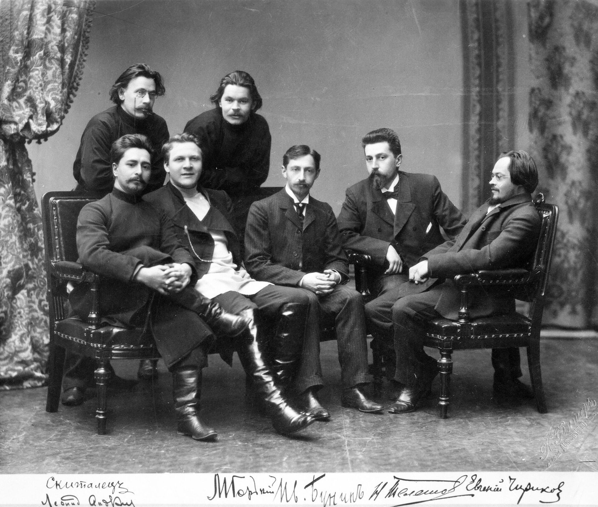 Групповой фотоснимок участников литературного объединения Среды. Первый ряд (слева направо) - Леонид Андреев, Федор Шаляпин, Иван Бунин, Николай Телешов, Константин Пятницкий. Второй ряд - Скиталец (С. Г. Петров), Максим Горький. 1902 год.  - РИА Новости, 1920, 22.10.2025