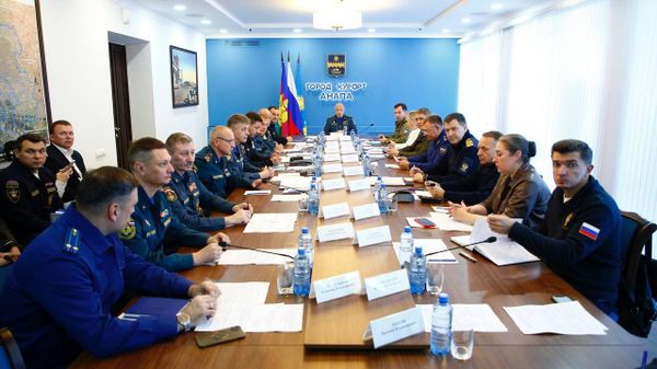 Глава МЧС России и губернатор Кубани проинспектировали очистку пляжной территории в Анапе