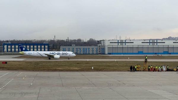 Опытный образец среднемагистрального самолета МС-21 с российскими комплектующими