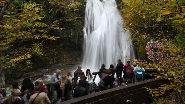 Туристы у водопада Джур-Джур в Крыму