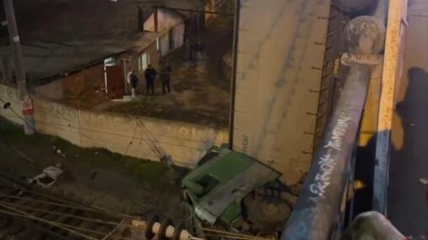 ДТП с грузовиком, упавшим с моста в Сифмерополе
