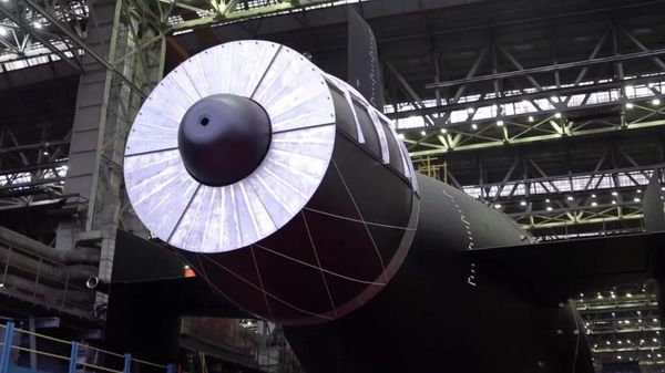 Спуск на воду подлодки-носителя подводного оружия и роботизированных средств Хабаровск. Кадр видео