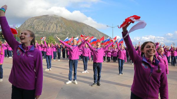 В Артеке День народного единства отметили масштабным флешмобом