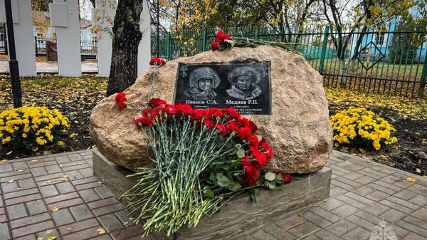 Память о погибших севастопольских пиротехниках МЧС России увековечили в Курской области
