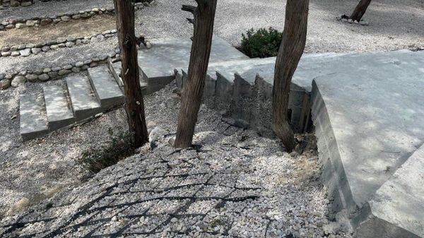 В заказнике Ласпи в нарушение режима особо охраняемой природной территории построили бетонные лестницы